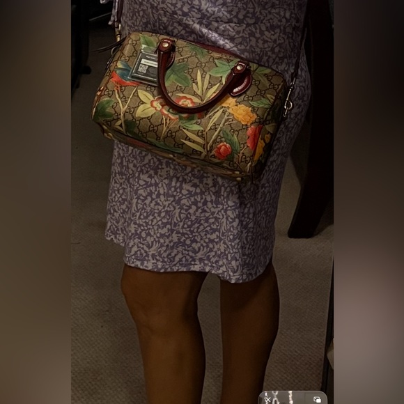 GUCCI Floral Patterned Women's Bag with Red Accents - Picture 10 of 10